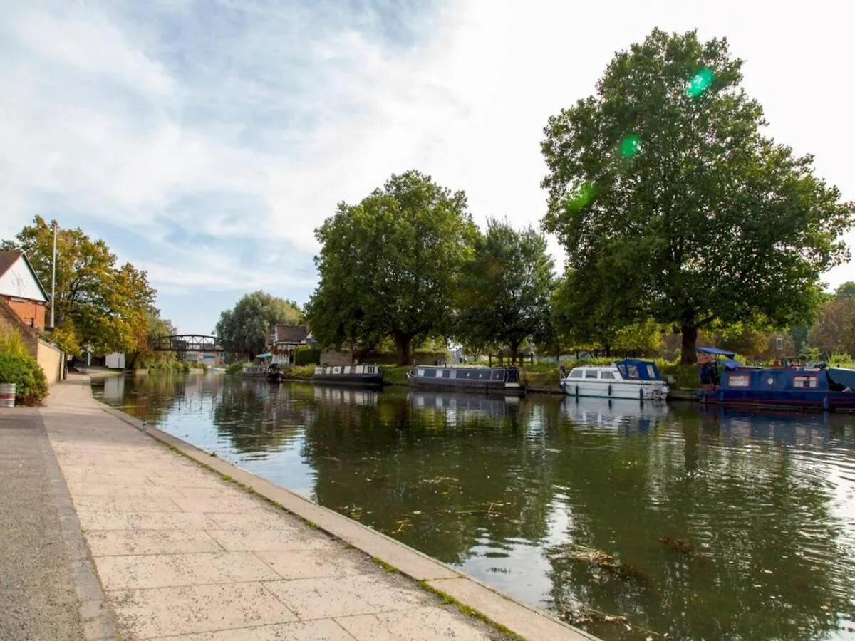 Pass The Keys Cosy Cabin In Central Cambridge Free Parking