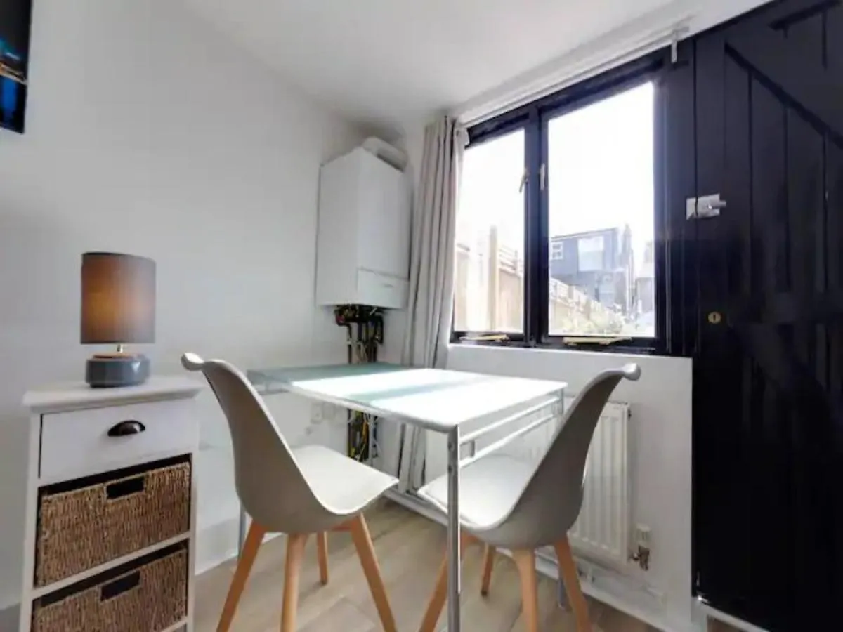 Pass The Keys Cosy Cabin In Central Cambridge Free Parking